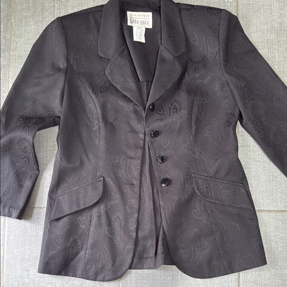 Vintage Black Blazer with Structured Shoulders and Tailored Fit - Picture 2 of 4